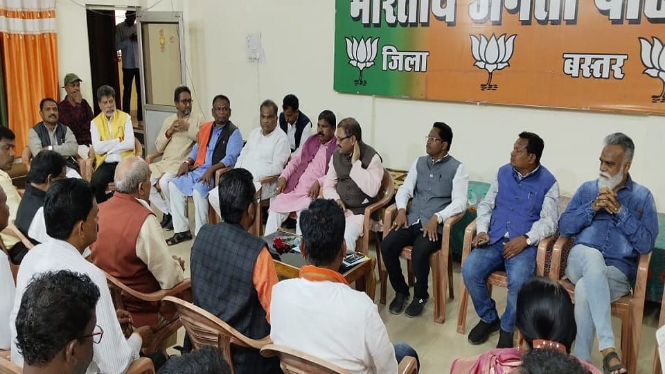 Jagdalpur Santosh Pandey held a review meeting said BJP will hoist the flag of victory in all seven seats