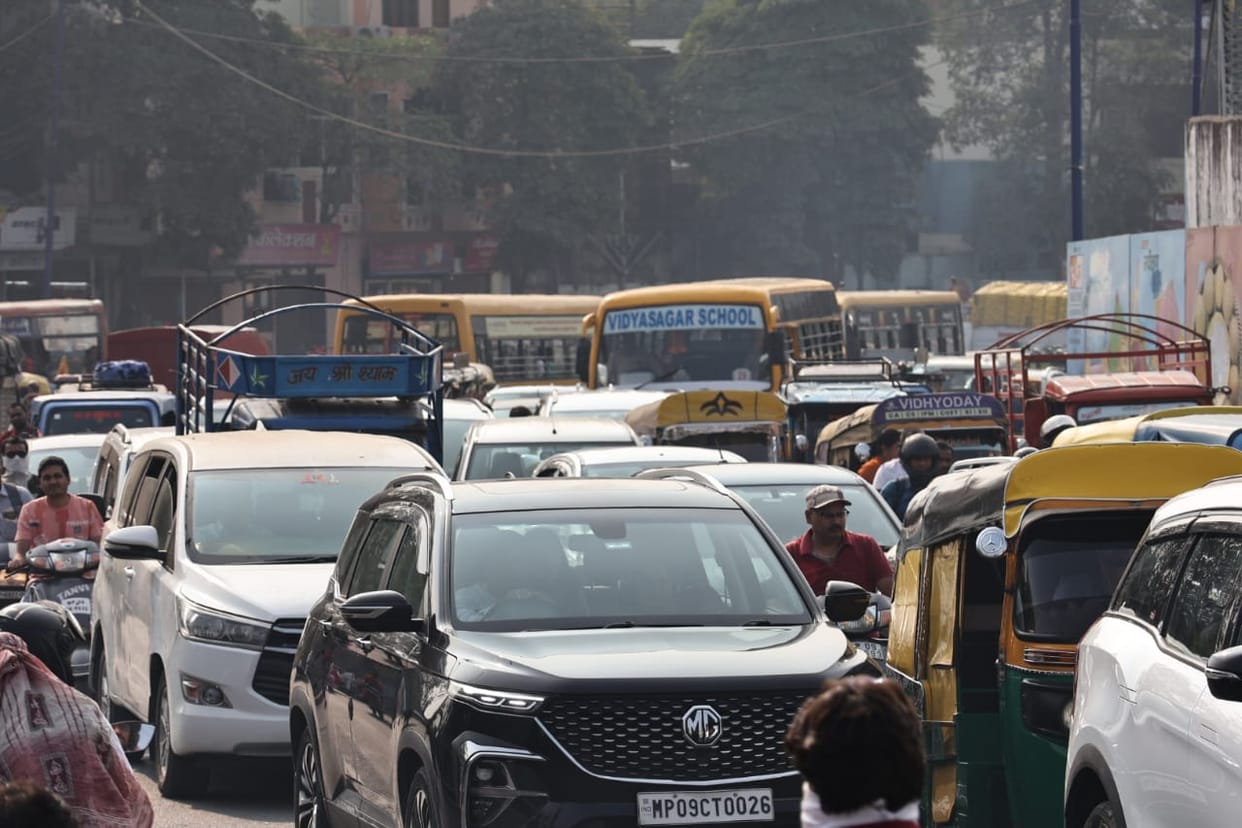 Indore: Half the city remained stuck in traffic jam, vehicles kept moving all day long.