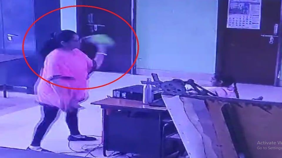 ट्रेनी के सिर पर फेंककर मारा टिफिन