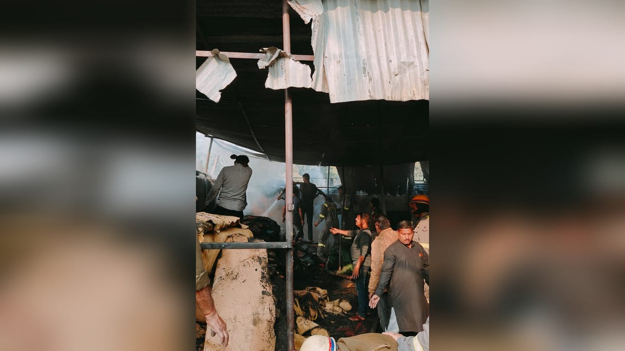 Fire broke out in the warehouse of tent house, four fire engines somehow controlled it.