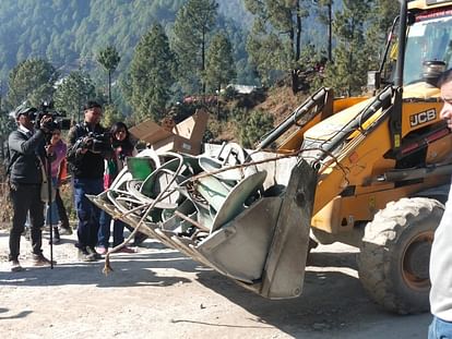 Uttarkashi Tunnel Rescue Auger Drill machine broke and got stuck in pipe now digging will be done manually