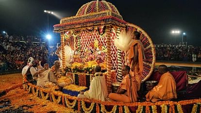 Vrindavan: नौका विहार के साथ कार्तिक उत्सव शुरू, श्रीराधा वृंदावन चंद्र ने कुंज महल में भक्तों को दिए दर्शन Three day Kartik festival begins with boating festival at Chandrodaya Temple in Vrindavan