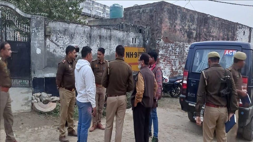 Villagers beat up police in Ghaziabad