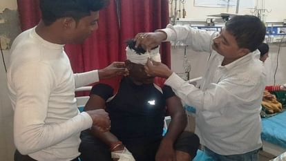 Hathras News: सड़क पर उखड़ी पड़ी गिट्टी, बाइक सवार गिरकर हुआ घायल Bike rider injured after falling from loose gravel on the road