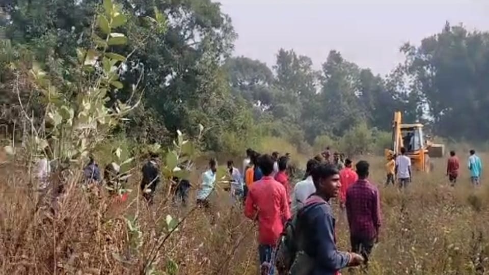A large group of elephants reached Pusalda there was panic in the village in Raigarh
