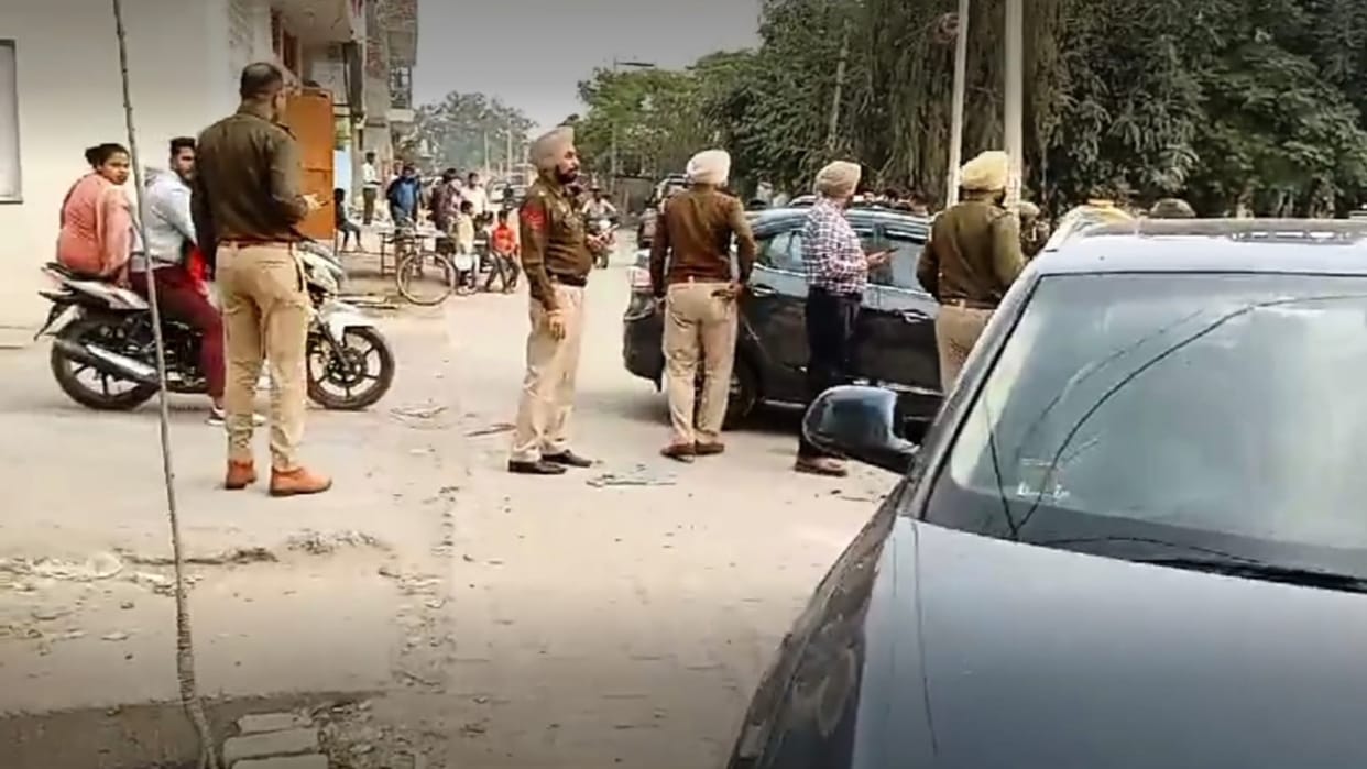 Punjab: Encounter between CIA team and three miscreants in Jujhar Nagar Mohali