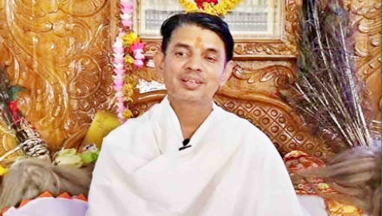 Attack on the car of Mahant Achyutanand Maharaj of Beneshwar Dham in Dungarpur.