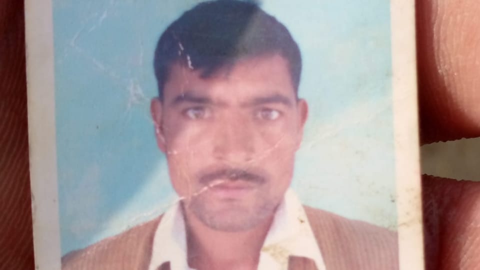 young man dead body found hanging in Badaun