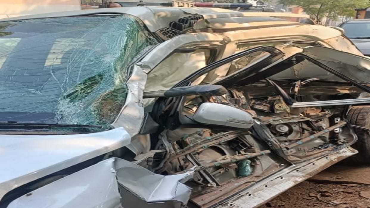 Tragic road accident in Mirzapur: Four people traveling in a car returning from a wedding died