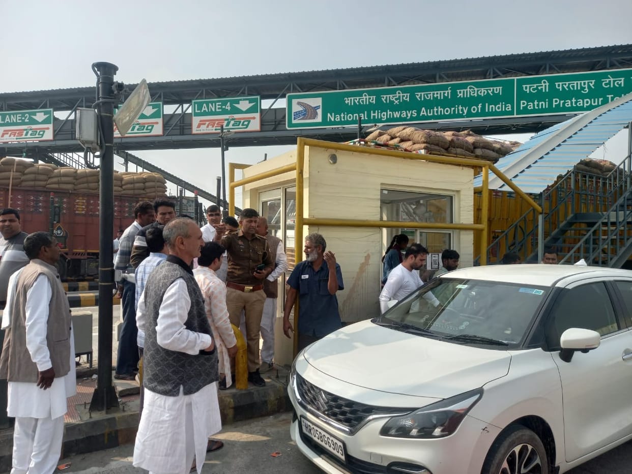 Shamli: Ruckus among the wedding processions on Meerut-Karnal highway, they says why pay toll
