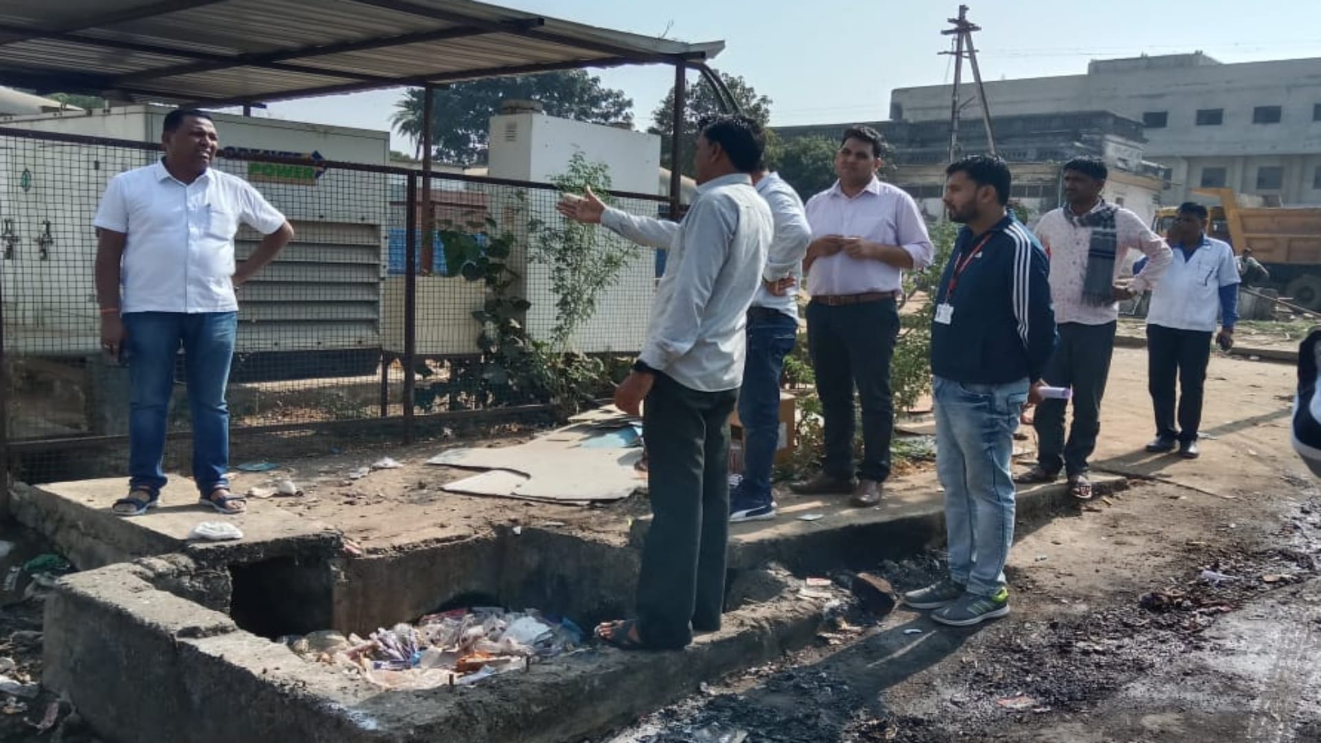 जांच करने पहुंचे एसडीएम