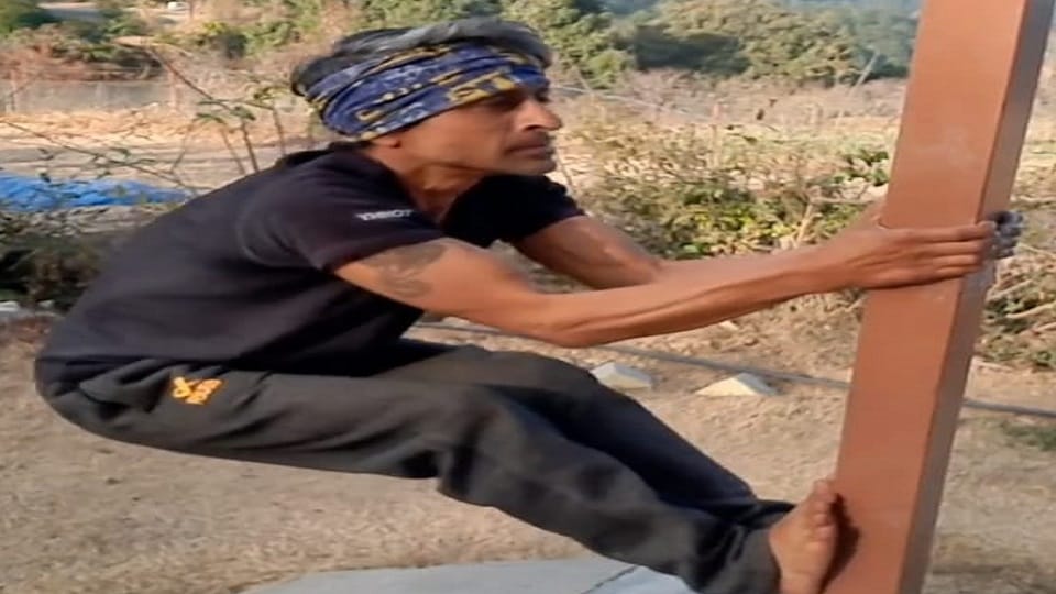 Sachindra from nainital started painting for livelihood after lost both his hands