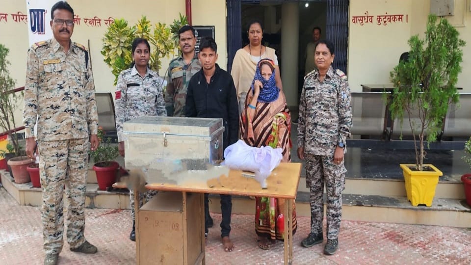 Police action regarding incidents of theft five people arrested mother and son caught selling ganja in Bijapur