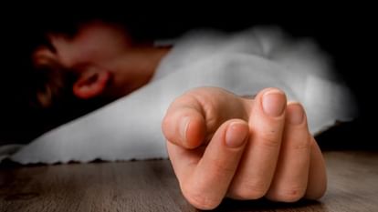 झकझोर देगी ये घटना: दुधमुंही बच्ची को बिलखता छोड़ मां ने लगाया फंदा, तीन साल पहले हुई थी शादी Woman commits suicide in Kanpur