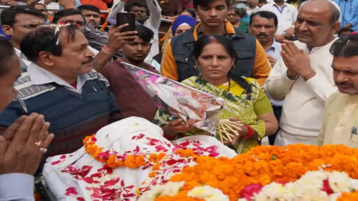 MP News: Wife approves brain dead husband's organ donation, three people get life support, police band salutes