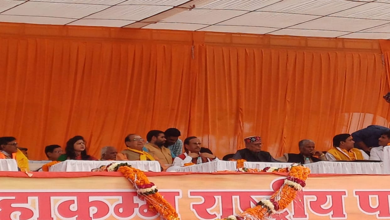 Brahmin Mahakumbh started with conch sound and Vedic chanting on the banks of Sangam.