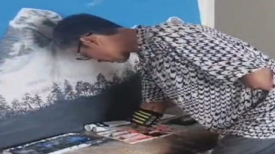 Sachindra from nainital started painting for livelihood after lost both his hands