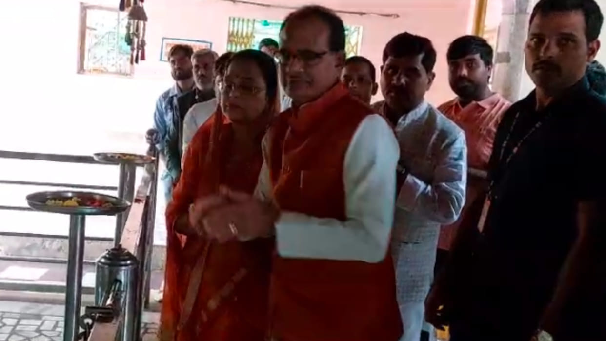 MP Election: CM Shivraj reached the temples of Datia, Jitu Patwari took a dig, said- God will not listen