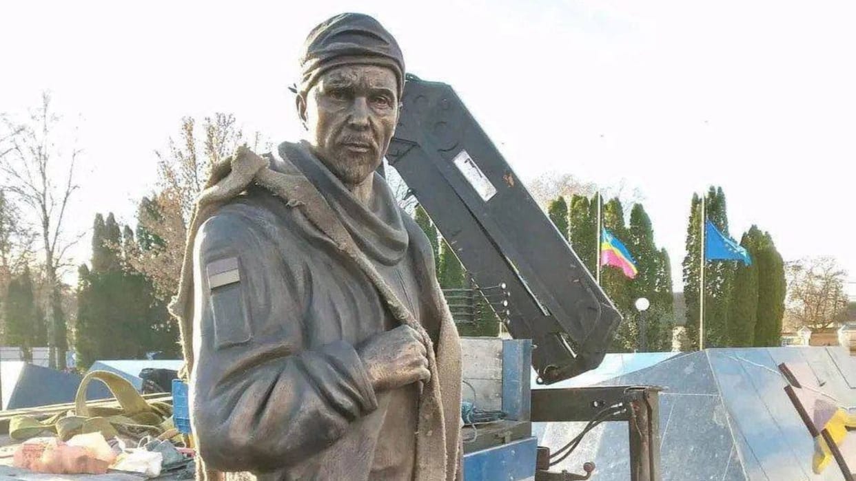 Ukraine builds memorial in name of soldier killed in Russian attack