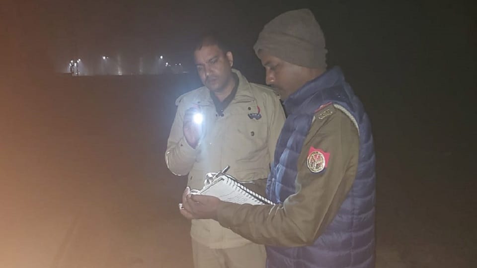 Basti: Three including an innocent person died after being hit by a goods train