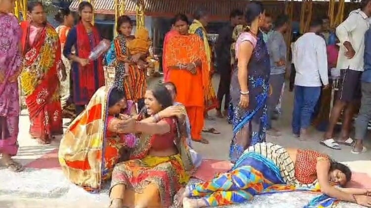 घटना के बाद लगी लोगों की भीड़।