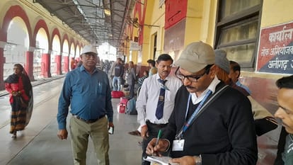 Aligarh News: बिना टिकट पकड़े गए 531 यात्री, वसूले तीन लाख रुपये से अधिक 531 passengers caught without tickets