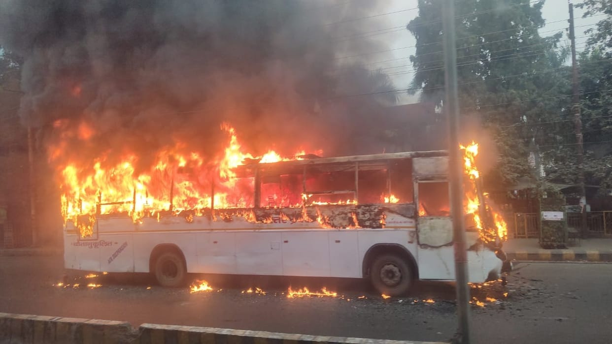 Fire broke out in Roadways AC bus near Bailey Hospital in Prayagraj