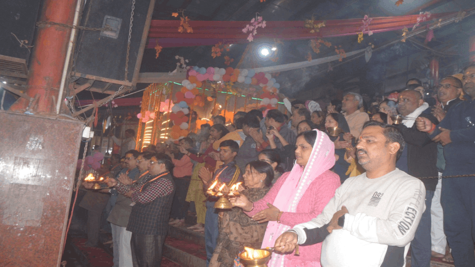devotees took a dip in name of faith at ghats across country ganga saryu garh On Kartik Purnima see photos