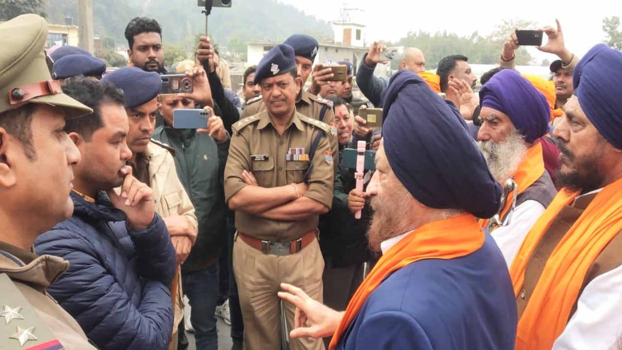 Gyan Goddi group reached from Delhi stopped at Himachal-Uttarakhand state border