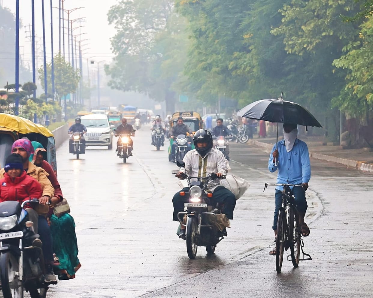 Indore: Two inches of rain in Indore broke the record of 13 years, it remained cold throughout the day.