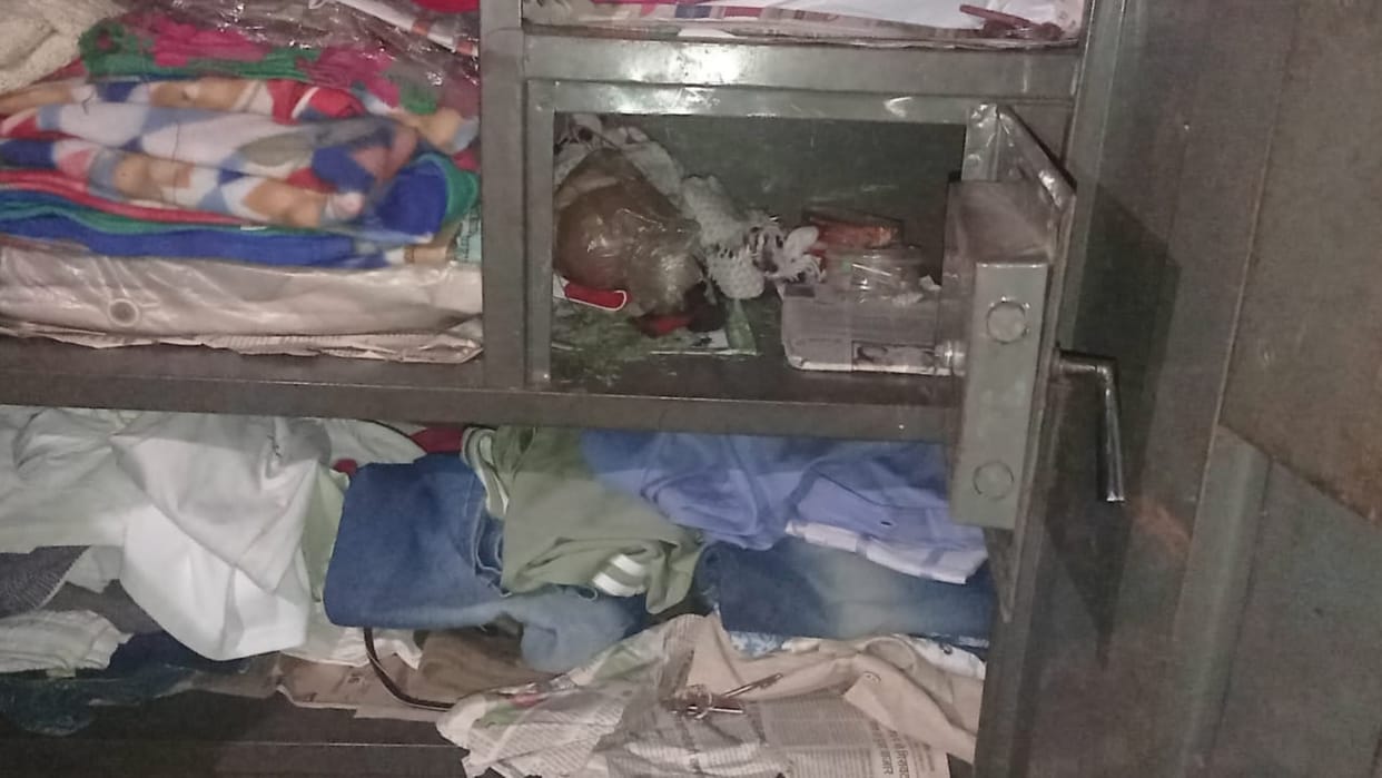 Theft in two houses including that of a cloth shopkeeper in Fatehpur, police engaged in investigation