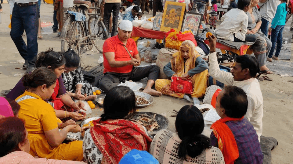 devotees took a dip in name of faith at ghats across country ganga saryu garh On Kartik Purnima see photos