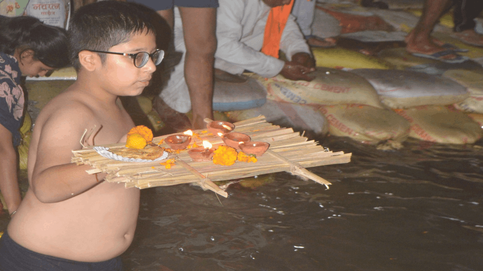 devotees took a dip in name of faith at ghats across country ganga saryu garh On Kartik Purnima see photos