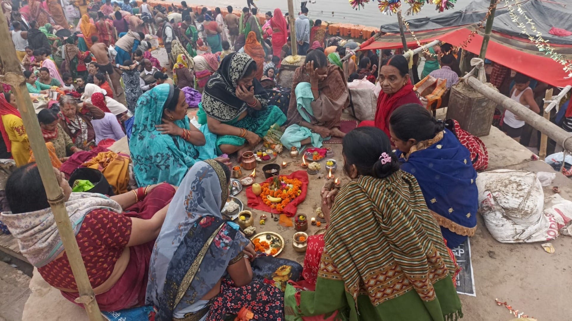 devotees took a dip in name of faith at ghats across country ganga saryu garh On Kartik Purnima see photos