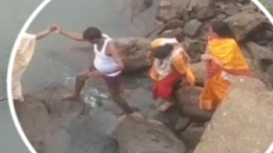 Two families who came to take bath on Kartik Purnima got trapped in Bango Dam in Korba