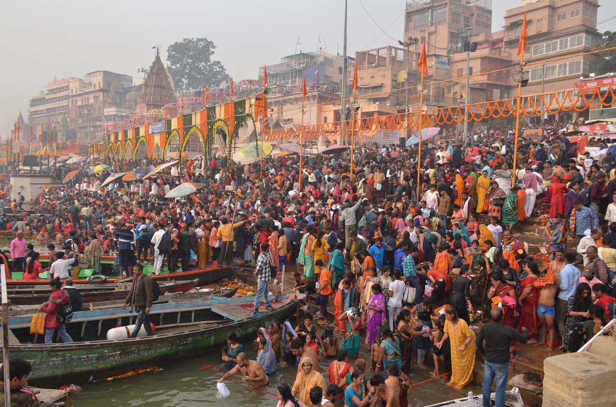 Devotees took a dip of faith on Kartik Purnima, one day the crowd gathered from Parale itself.