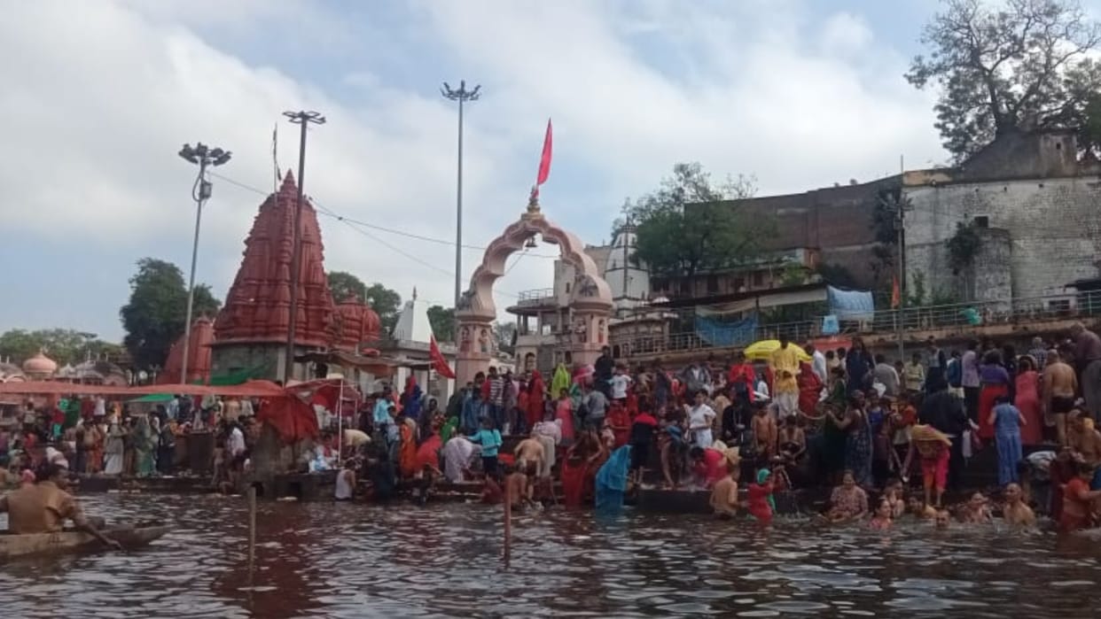 Ujjain News: Kartik Purnima bath took place at Ramghat, devotees took a dip of faith