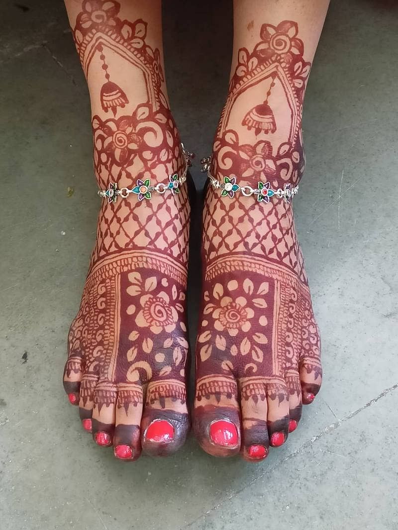 तलवों पर मेहंदी लगवाने का आया ट्रेंड, देखिए लेटेस्ट डिजाइन्स - best mehndi  designs on the sole of foot-mobile