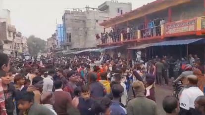 खूबचंद गिरफ्तारी के खिलाफ प्रदर्शन करते लोग