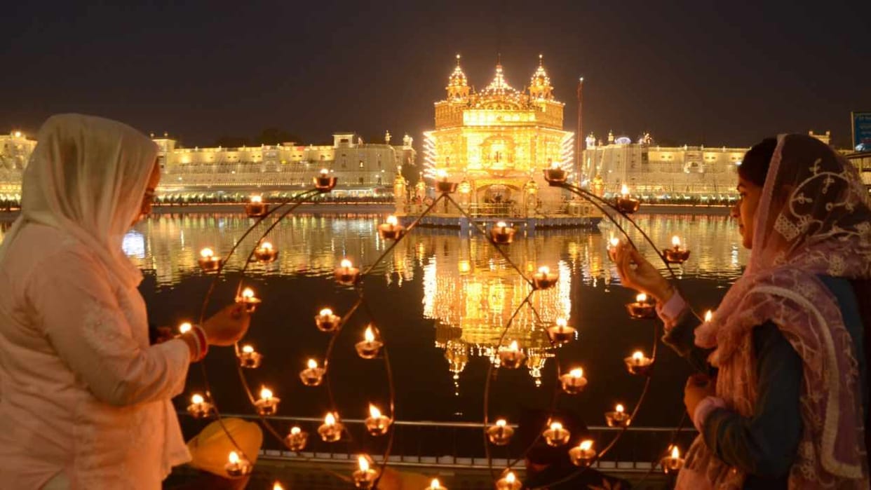 Lakhs of devotees paid obeisance at Sri Harmandir Sahib on Guru Parab