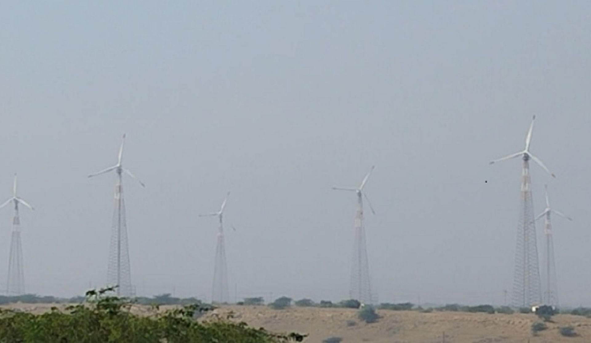 राजस्थान के जैसलमेर में स्थापित विंड फ़ार्म में चलते टरबाइन