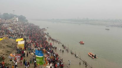 Kartik Purnima: कार्तिक पूर्णिमा स्नान के लिए राप्ती तट पर उमड़े श्रद्धालु, लगाई आस्था की डुबकी Devotees gathered on Rapti beach for Kartik Purnima bath