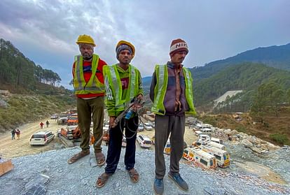 Manual digging started to evacuate workers from the tunnel