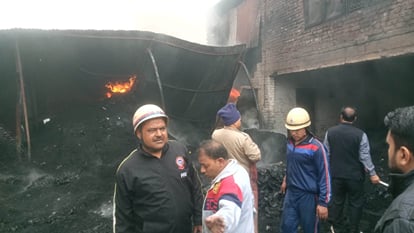 Rishikesh News: लक्ष्मण झूला मार्ग पर फैक्टरी में लगी भीषण आग, मौके पर पहुंच फायर ब्रिगेड काबू पाने में जुटी Massive fire broke out in a factory on Laxman Jhula Marg in Rishikesh Uttarakhand news in hindi