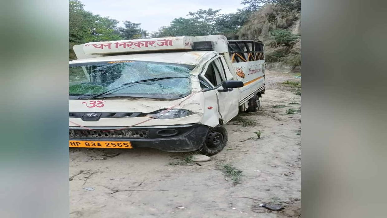 Nine migrant workers injured when tempo overturns in Kuthera Khairla, youth dies in bike-car collision