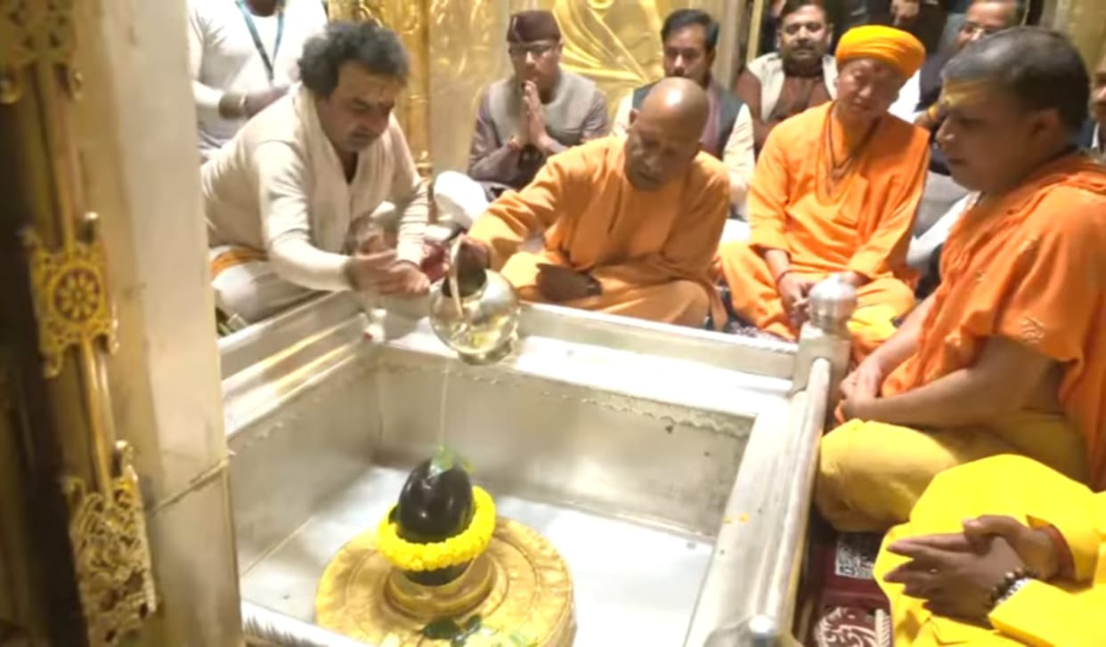 Varanasi: CM Yogi attended the court of Baba Vishwanath, prayed for prosperous Uttar Pradesh