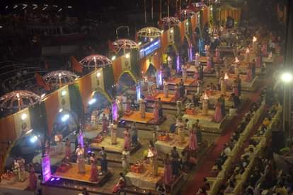 Varanasi Dev Diwali: मां गंगा की महा आरती में दिखी नारी शक्ति की झलक