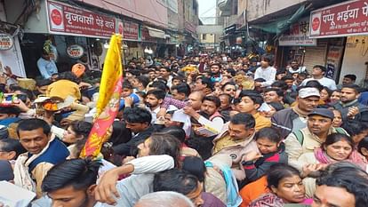 Crowd of devotees gathered in Vrindavan to have darshan of Thakur Banke Bihari