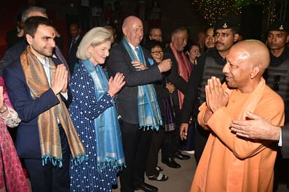 Dev Diwali: Grand welcome to foreign guests in varanasi photo taken with CM; overwhelmed with welcome