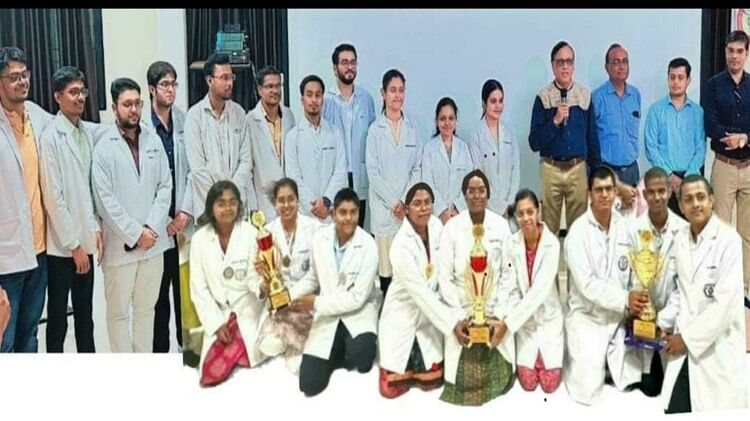 Raipur:मेडिकल कॉलेज में मनाया गया हीरेक जयंती वार्षिक उत्सव,नए बैच के छात्रों के लिए रखा गया क्विज कॉम्पिटिशन